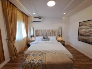 Un dormitorio con una cama grande y una ventana en Luxurious comfort in the heart of Ikoyi Lagos, en Lagos