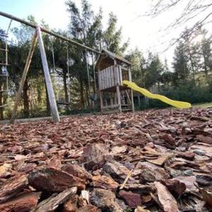 un parque infantil con un tobogán amarillo en Chalet 't Vraagteken, en Durbuy