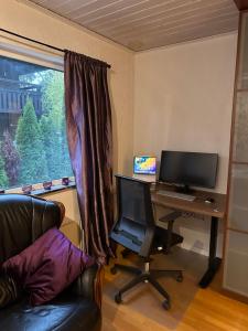 タビーにあるStockholm-Arlanda privat rum i rymlig villa gratis wifi 1Gb fiber parkering Room1のデスク、パソコン、椅子が備わる客室です。