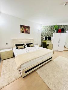 1 dormitorio con 1 cama grande en una habitación en Pure Luxury Residence, en Timisoara