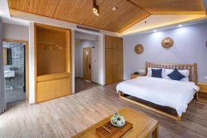 מיטה או מיטות בחדר ב-Qingshan Yuandai Boutique Homestay Yangshuo