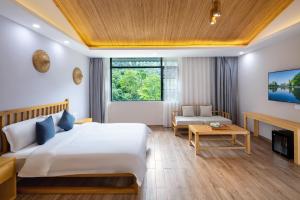 מיטה או מיטות בחדר ב-Qingshan Yuandai Boutique Homestay Yangshuo