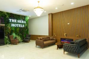 - un hall meublé avec un mur vert dans l'établissement The Hera Business Hotels & Spa, à Istanbul