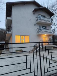 un grand bâtiment blanc avec une clôture devant lui dans l'établissement VIV Rosetti, à Iaşi
