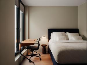 En eller flere senge i et værelse på Fully serviced luxury apartment at Sommerro with private garden