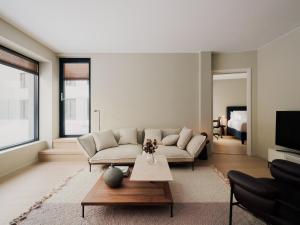 En sittgrupp på Fully serviced luxury apartment at Sommerro with private garden