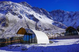 卡茲別吉的住宿－Kuro Glamping，雪覆盖的山前的帐篷