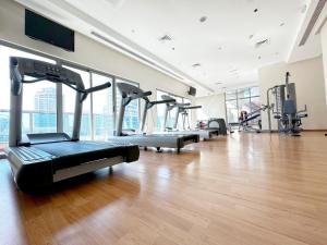 einen Fitnessraum mit einer Reihe von Laufbändern und Maschinen in der Unterkunft Dubai Marina Oasis Studio near in JBR in Dubai
