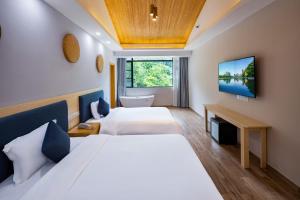 מיטה או מיטות בחדר ב-Qingshan Yuandai Boutique Homestay Yangshuo