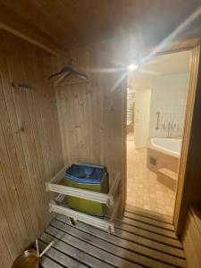 La petite salle de bains est pourvue d'une baignoire et d'un lavabo. dans l'établissement Stockholm-Arlanda privat rum i rymlig villa gratis wifi 1Gb fiber parkering Room1, à Täby