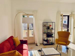 uma sala de estar com um sofá vermelho e uma cadeira em The Design Pasta Apartment em Roma