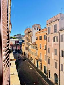 uma vista para uma rua da cidade com edifícios em The Design Pasta Apartment em Roma