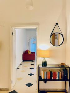 uma sala de estar com um sofá vermelho e uma mesa em The Design Pasta Apartment em Roma
