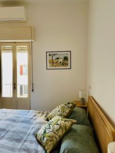 um quarto com uma cama e uma fotografia na parede em The Design Pasta Apartment em Roma