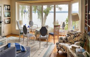 Et sittehjørne på Awesome Home In Vikbolandet With House Sea View