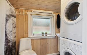 un bagno minuscolo con lavatrice di Lovely Home In Strandby With Wifi a Strandby