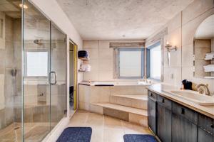 a bathroom with a shower and a sink and a tub at El Otro Mundo in Santa Fe