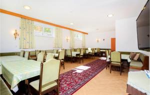 comedor con mesas y sillas y TV en 7 Bedroom Cozy Apartment In Holzgau, en Holzgau