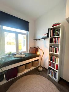 Η βιβλιοθήκη του διαμερίσματος