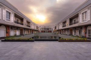 an empty courtyard of a building with a sunset in the background at Nuzul R154 - Elegant Apartment in Riyadh