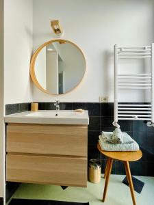 uma casa de banho com um lavatório e um espelho em The Design Pasta Apartment em Roma