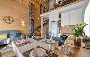 een eetkamer en een woonkamer met een tafel en een klok bij Awesome Home In Lovrecan With Sauna in Lovrečan