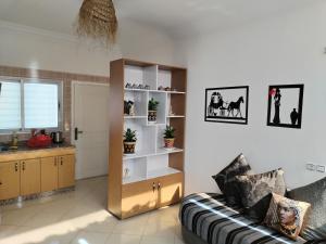 Il comprend un salon avec un canapé et une cuisine. dans l'établissement Large Sea view studio, à Agadir