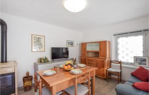 una sala de estar con una mesa con fruta. en Lovely Home In Lamon With House A Mountain View, en Lamon