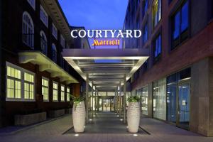een gebouw met een bord waarop staat "Court yard Marriott" bij Courtyard by Marriott Bremen in Bremen