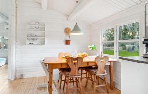 comedor con mesa de madera y sillas en Stunning Home In Slagelse With Kitchen, en Slagelse