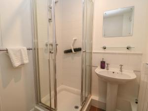 ein Badezimmer mit Dusche und Waschbecken in der Unterkunft Aldrich Cottage in Kilmersdon + 19 Fotos