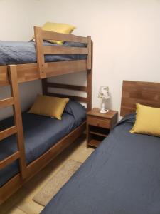 - une chambre avec 2 lits superposés et une table de nuit dans l'établissement Cabaña #2 "A Pies del Valle", à Limache