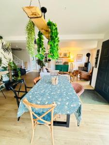 - un salon avec une table et des chaises dans l'établissement Elegant authentic house close to the beach, à Ploemeur