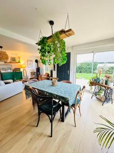 - une salle à manger avec une table et des chaises dans l'établissement Elegant authentic house close to the beach, à Ploemeur