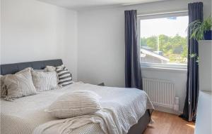1 dormitorio con cama y ventana grande en Amazing Home In Sturk With Wi-fi en Sturkö