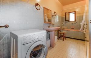 Kúpeľňa v ubytovaní Lovely Home In Anghione With Kitchen