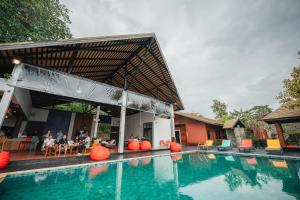 Bazén v ubytování Chill Inn Samui Hostel and Restaurant nebo v jeho okolí