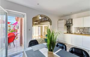 a kitchen and dining room with a table and chairs at 3 Bedroom Nice Home In Privlaka in Privlaka