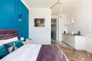 1 dormitorio con cama y pared azul en Rent like home - Gagarina 33, en Varsovia