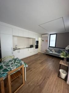 une grande chambre avec un lit et une cuisine dans l'établissement Apartment near by downtown beach, à Barcelone