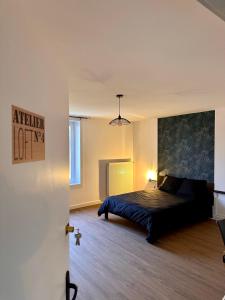 una camera con un letto di L'Atelier loft a Foucherans