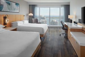 Habitación de hotel con 2 camas y escritorio en Delta Hotels by Marriott Toronto, en Toronto