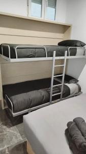 2 literas con escalera en una habitación en Beautiful Appartment in Martorell (Barcelona), en Martorell