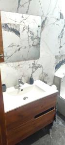 y baño con lavabo blanco y espejo. en Beautiful Appartment in Martorell (Barcelona), en Martorell