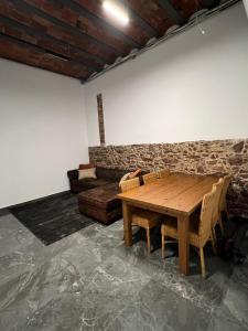 sala de estar con mesa de madera y sofá en Beautiful Appartment in Martorell (Barcelona), en Martorell