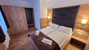 een slaapkamer met een bed met 2 kussens erop bij VIENNA Premium Apartments in Wenen