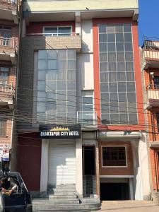 un edificio con un cartel que lee hotel Blackman City en Bhaktapur City Hotel en Bhaktapur