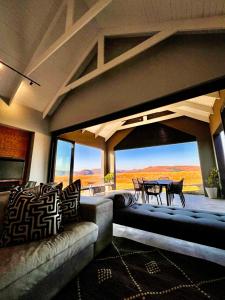 Ruang duduk di Highland Gate Range View