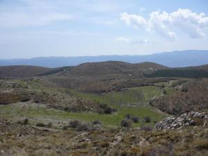 uma vista para um vale com montanhas ao fundo em Casa Rural El Albergue em Beires