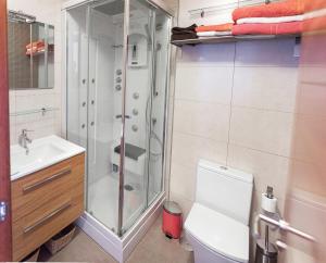 Un baño con ducha, inodoro y lavabo. en Sakura Homes Torre de Hércules 7 plazas, en A Coruña 24 fotos más